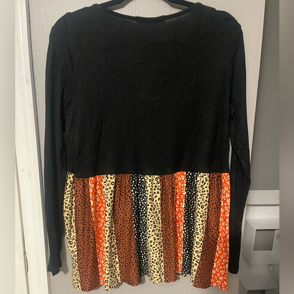 318 Stylish Black and Red Leopard Print Long Sleeve Top - Picture 3 of 3